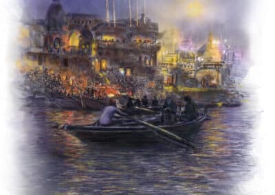 Ganges, gezien vanaf een bootje, met veel vuur op de achtergrond