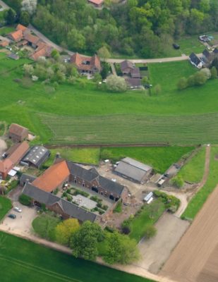 Luchtfoto van Wijngaardshof met in de diepte rechts, de huizen in de vallei